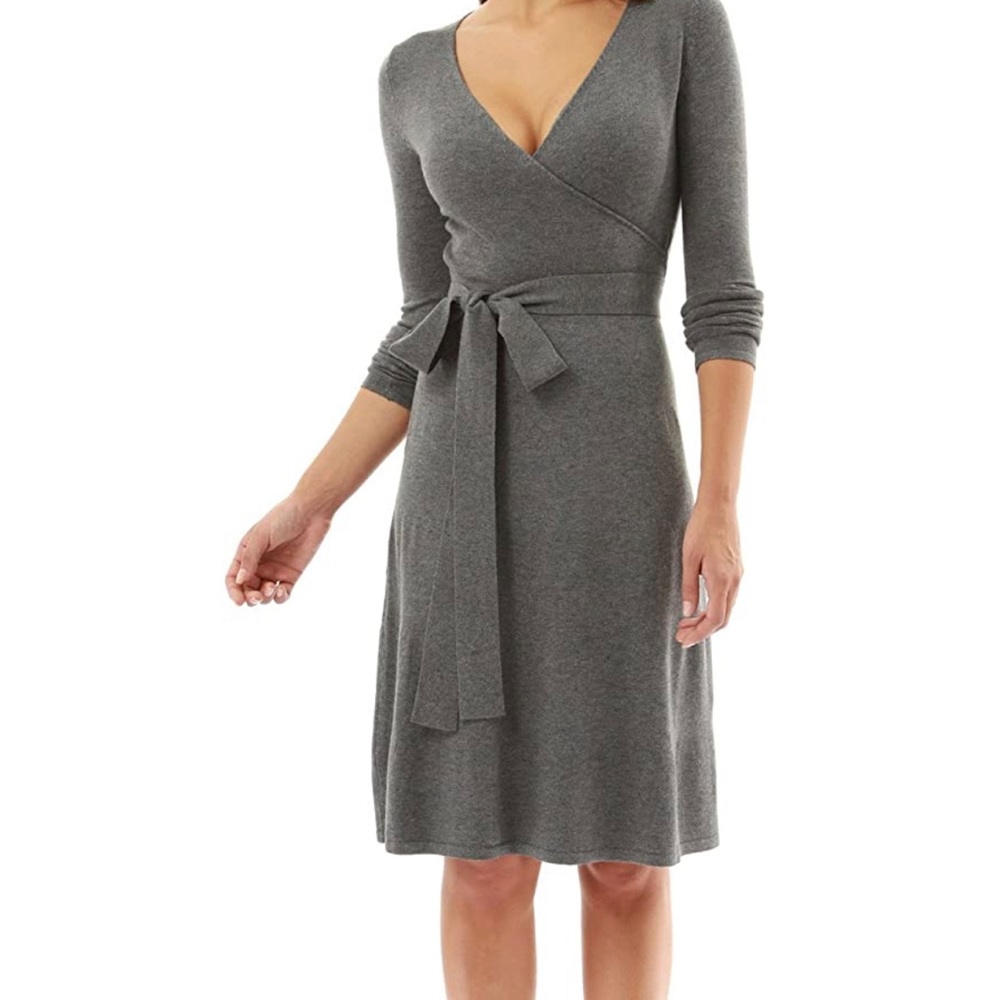 New with tags PattyBoutik Women V Neck dress